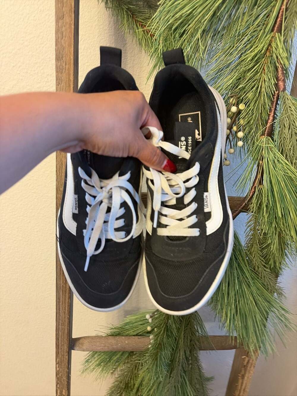 Vans Range EXP Size 9.0 Black White Low-Top Sneakers